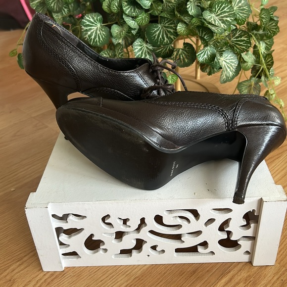 Tie Front 4 1/2” Heels. EUC - Picture 4 of 6